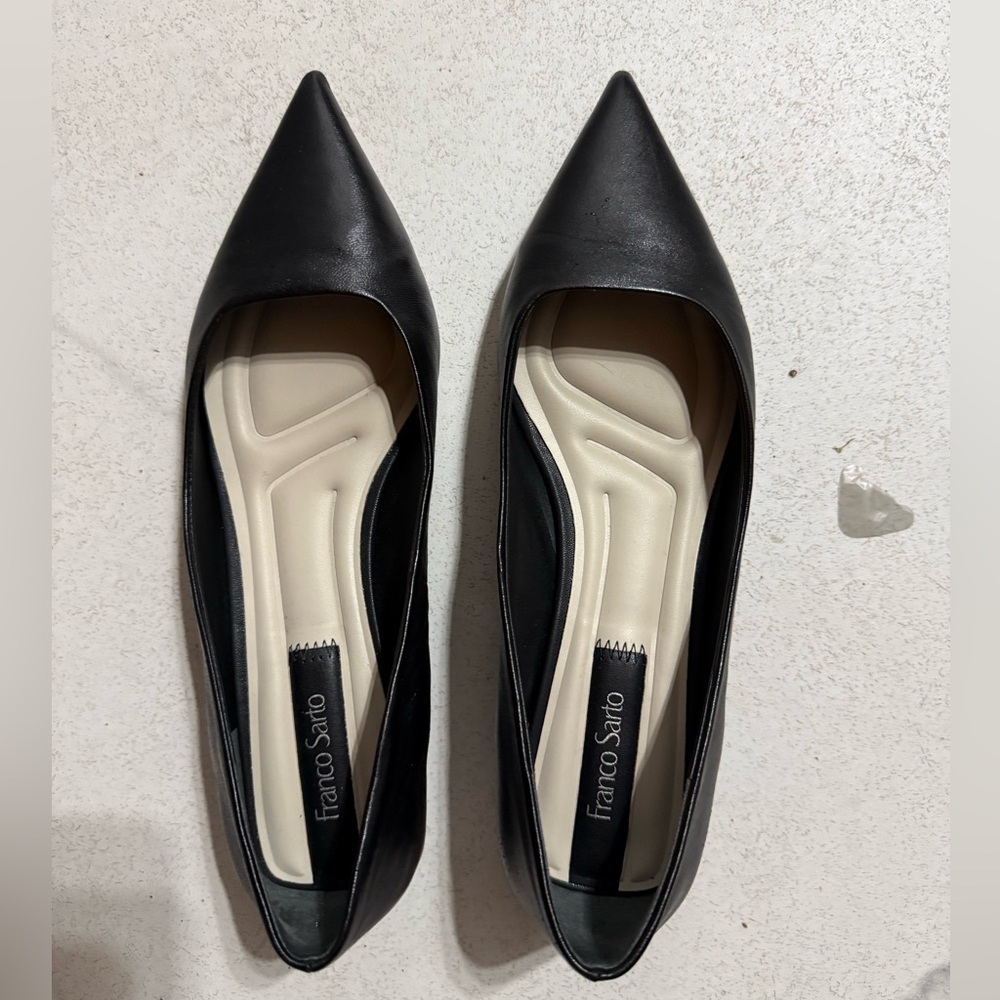 Franco Sarto Black Pointed-Toe Leather-Look Flats. Size 7M.